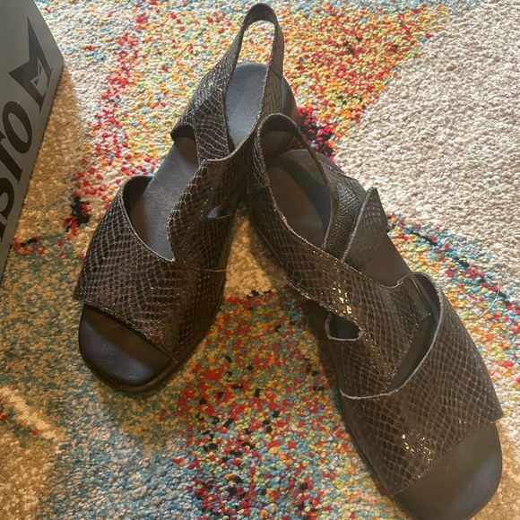 Mephisto Brown Leather Textured Women's Sandals - Picture 1 of 6
